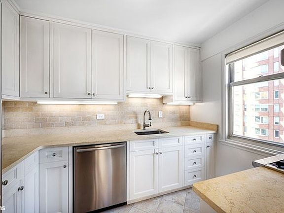 5th image of 200 E 78th St APT 17D