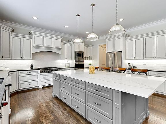 3rd image of 2403 Old Glenview Rd