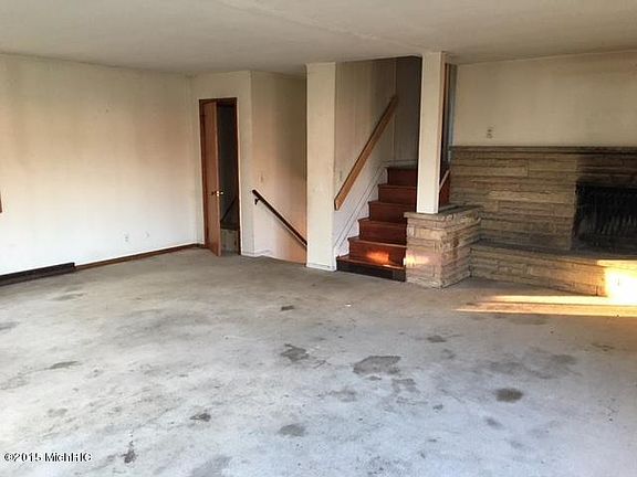 3rd image of 955 Union Ave NE