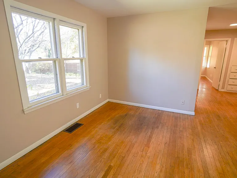 1131 W Brooks St — Photo 6