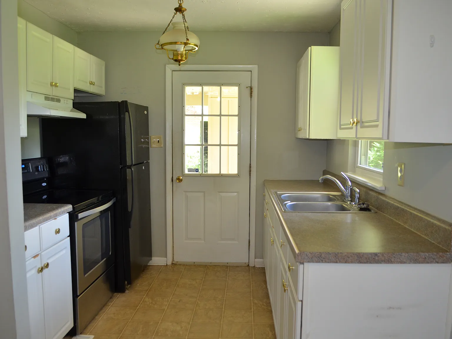 3 bed, 1.5 bath, 1050 sqft, $1,800 — Photo 2