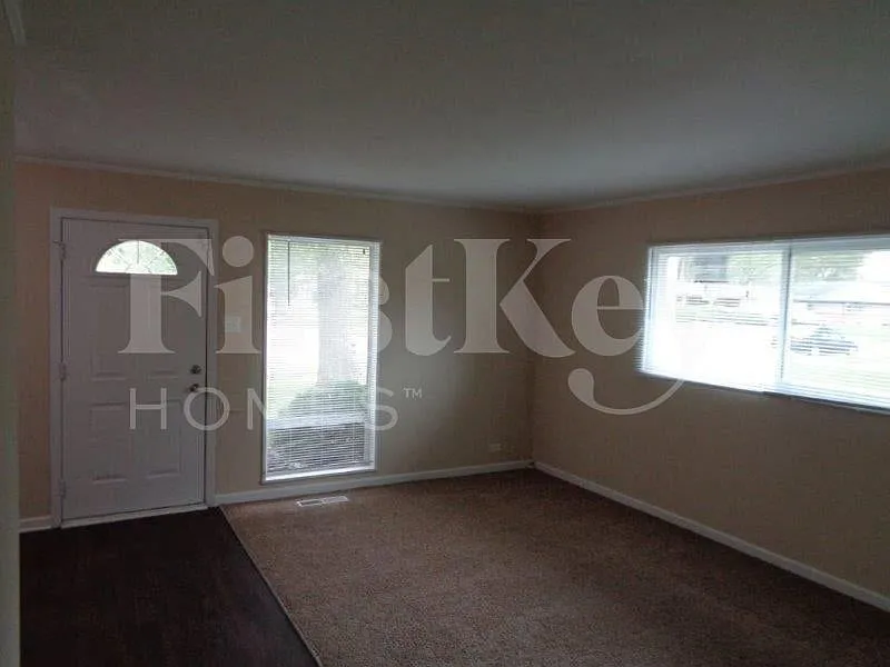 3 bed, 1.0 bath, 1110 sqft, $2,390 — Photo 3