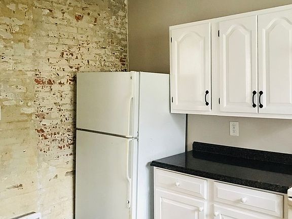 4th image of 229 E Chestnut St #1