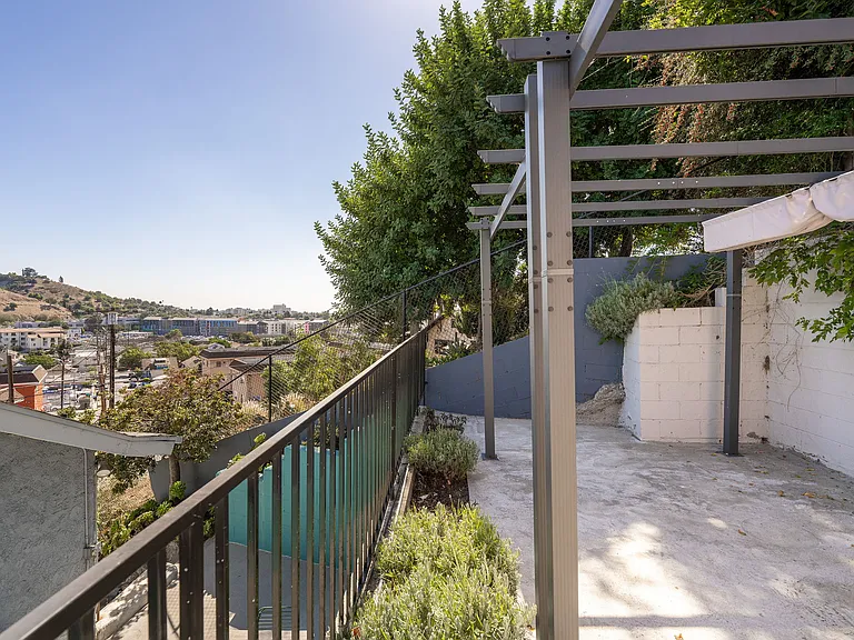 339 Isabel St — Photo 39
