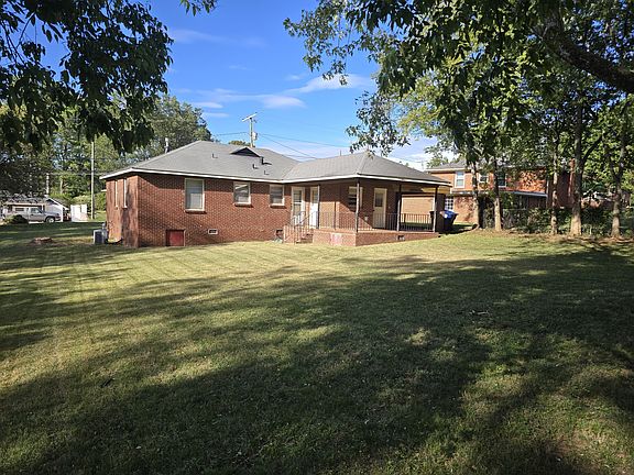 Back of house. Coverd patio.