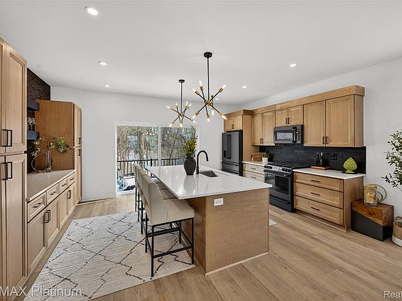 3rd image of 1652 Pinecroft Ln