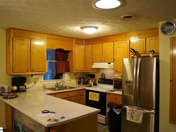 4th image of 10 Sylvania Dr