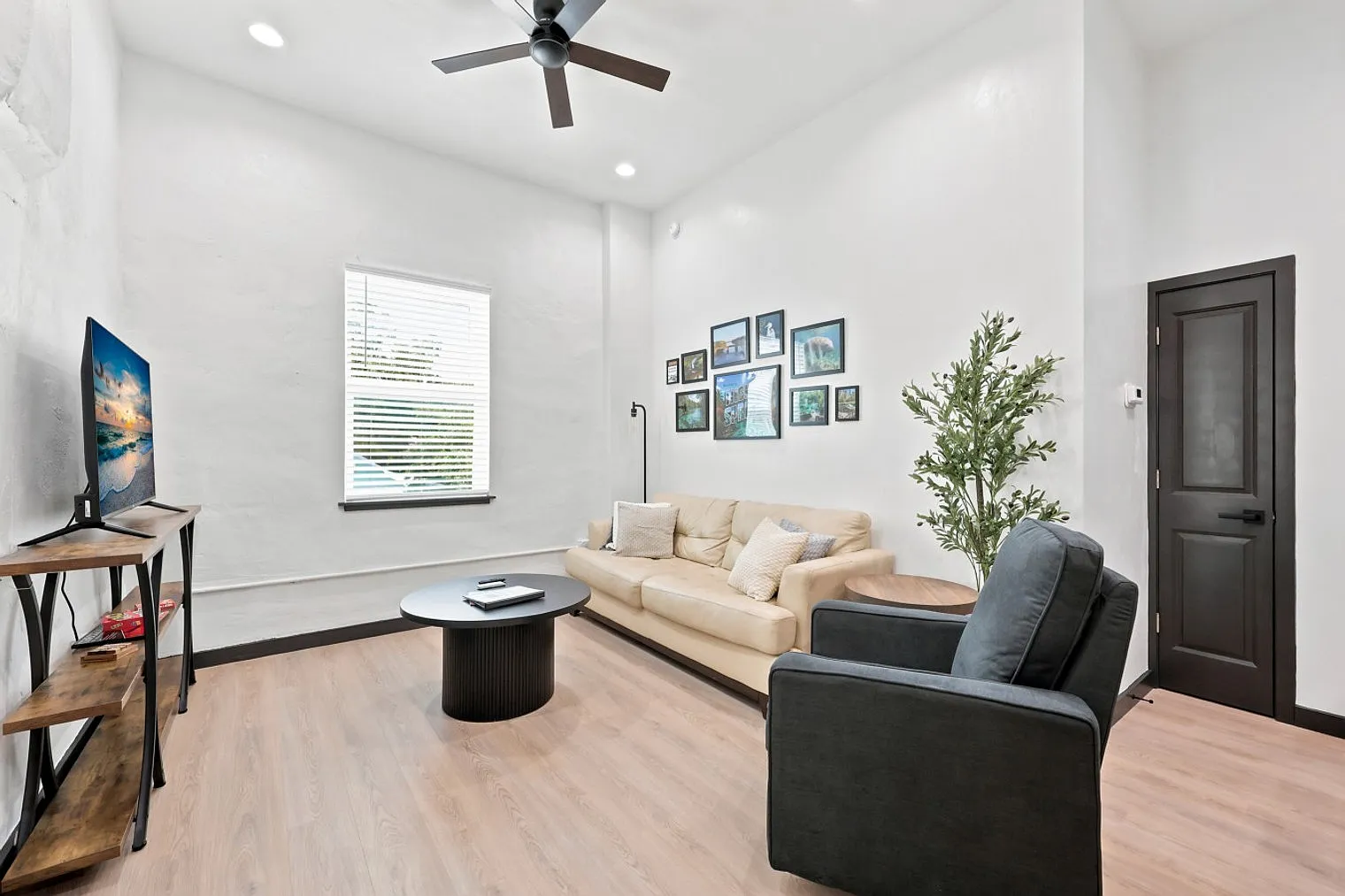 2 bed, 2.0 bath, 861 sqft, $3,964 — Photo 4
