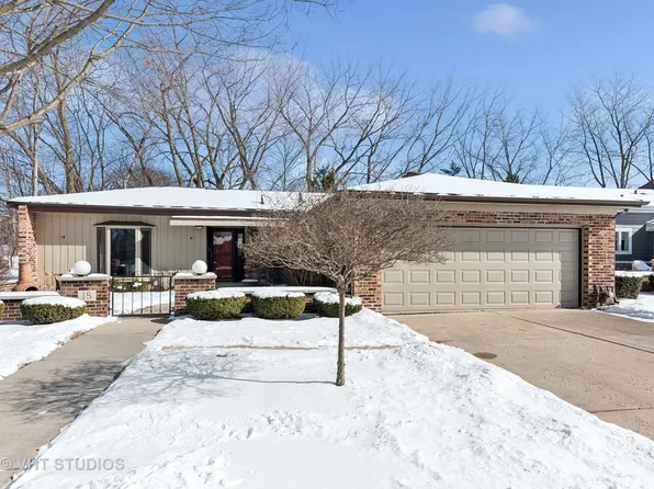 18 Temple Garden Ct, St Charles, IL 60174