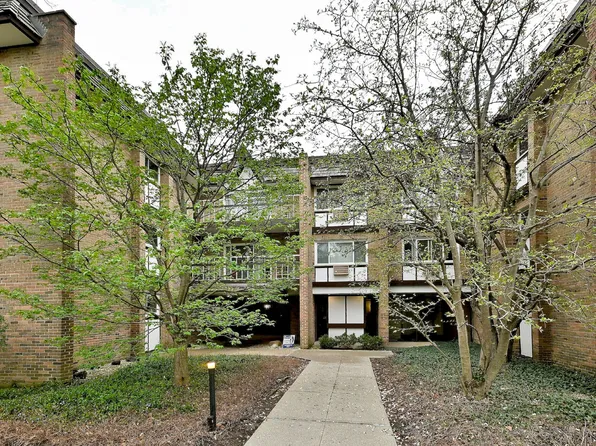 360 Claymoor Rd #2-E, Hinsdale, IL 60521