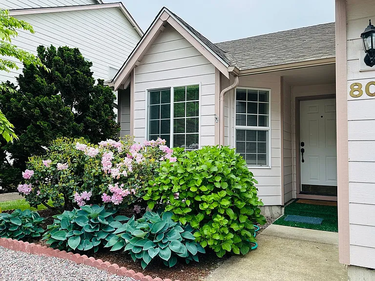 807 NW Sundance Cir — Photo 1