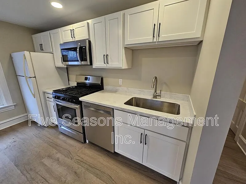 3 bed, 1.0 bath, 1050 sqft, $2,610 — Photo 2