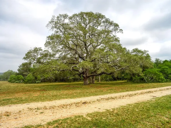 323 County Road 446, Gonzales, TX 78629