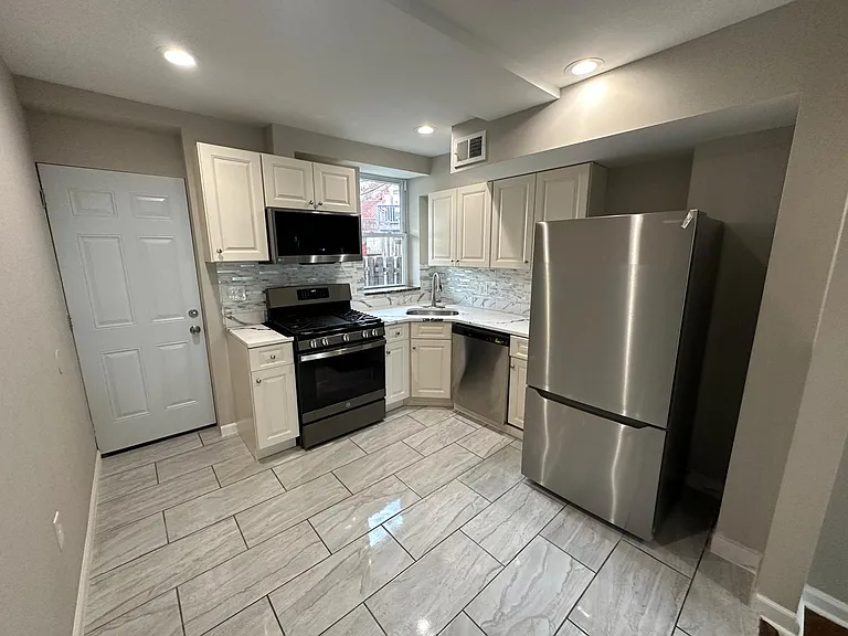 1204 W Cross St — Photo 11