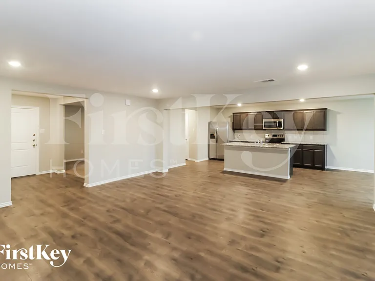 1539 Owen Way — Photo 4