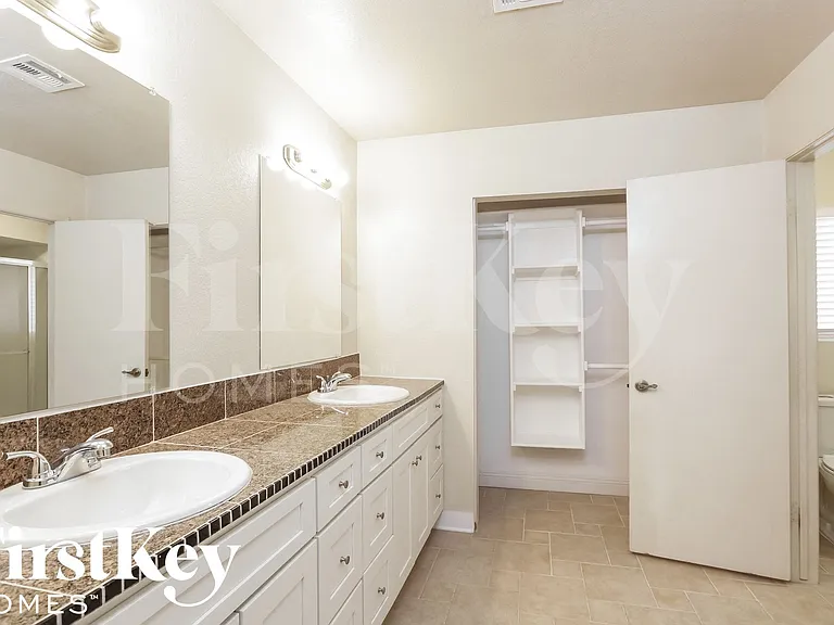 7366 W Jenan Dr — Photo 9