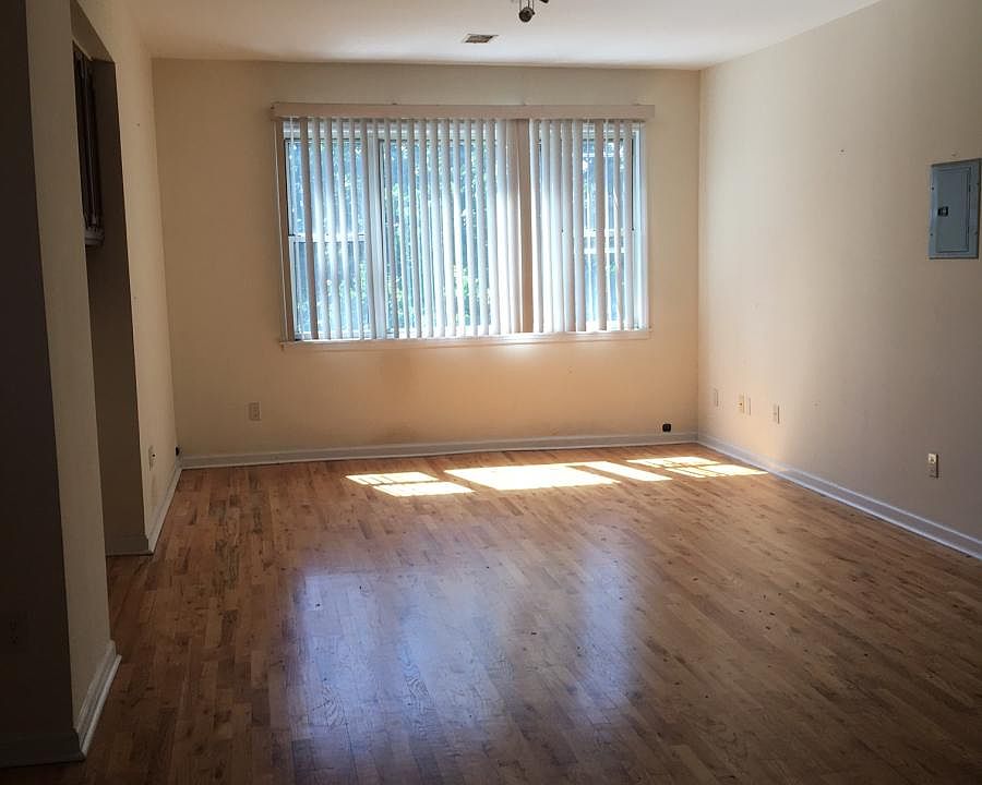 2nd image of 90 Manhattan Ave #2