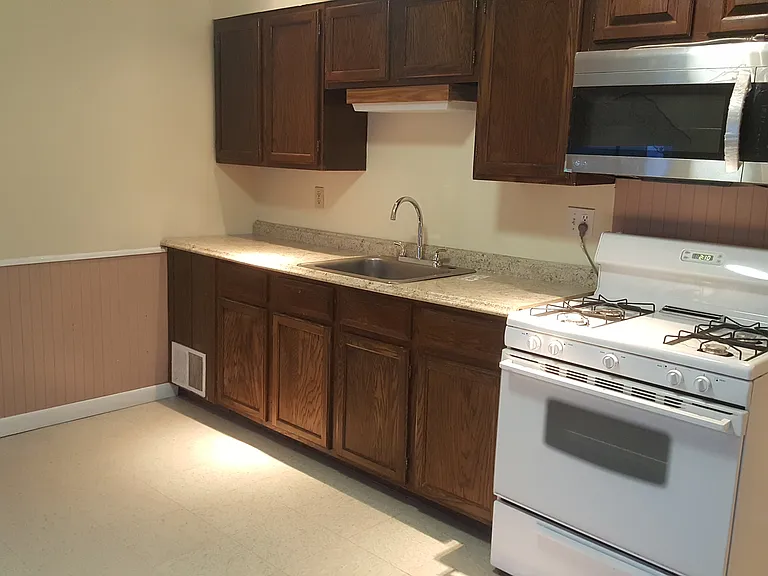 25 Clinton St #B — Photo 2