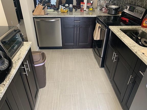 Kitchen. Working dishwasher / microwave / garbage disposal / stove / water & ice from fridge.