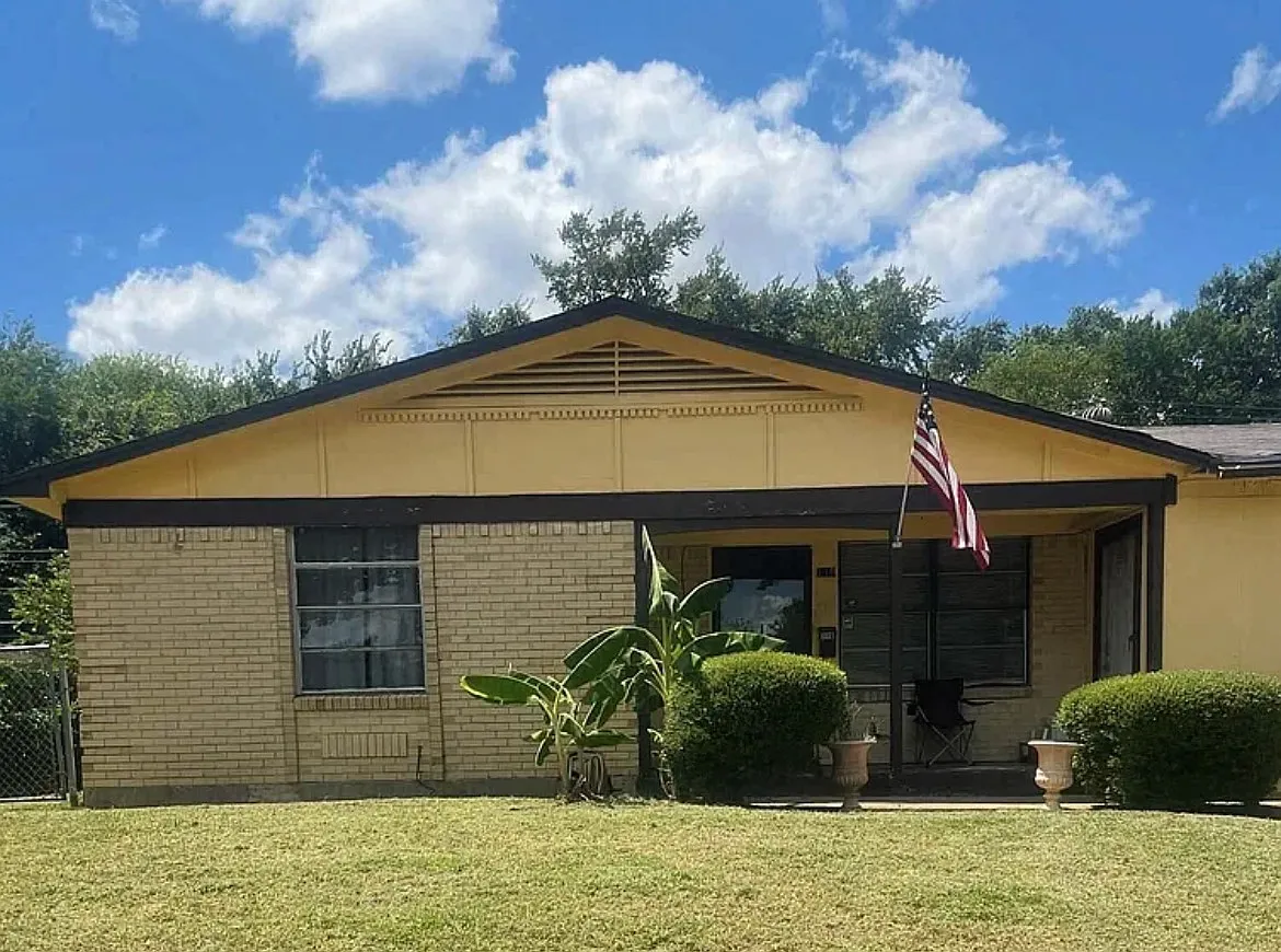3 bed, 1.5 bath, 2100 sqft, $1,800 — Photo 1