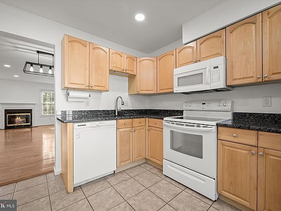 4th image of 148 Barnsfield Ct #204