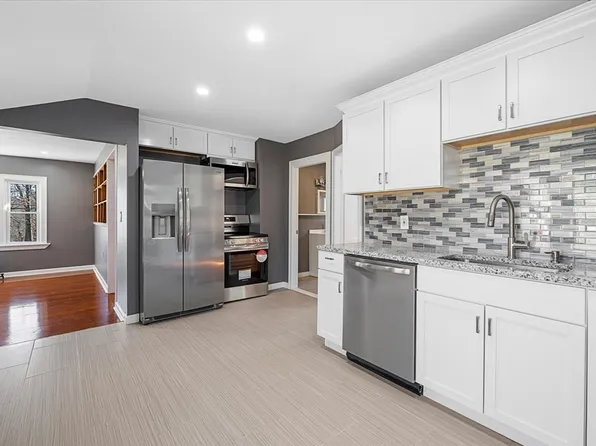 15 Plain St, Hopedale, MA 01747