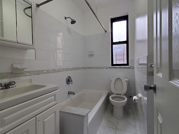 3rd image of 1013 Sheridan Ave #E15