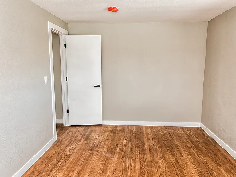 2620 S Holly St — Photo 43