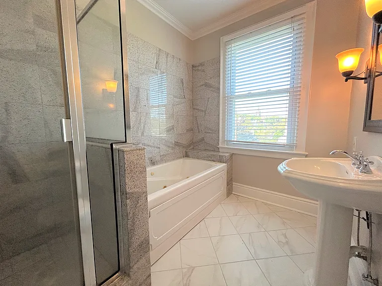 920 College St #3B — Photo 10