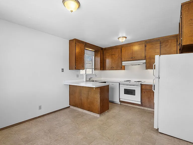 1336 Broadway #B - 2 bedroom | 1 bath | Upper unit w/ a private balcony — Photo 7