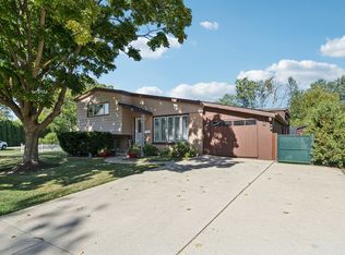 122 W Helen Rd, Palatine, IL 60067