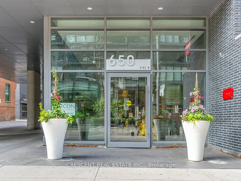 650 King St W #402 — Photo 6