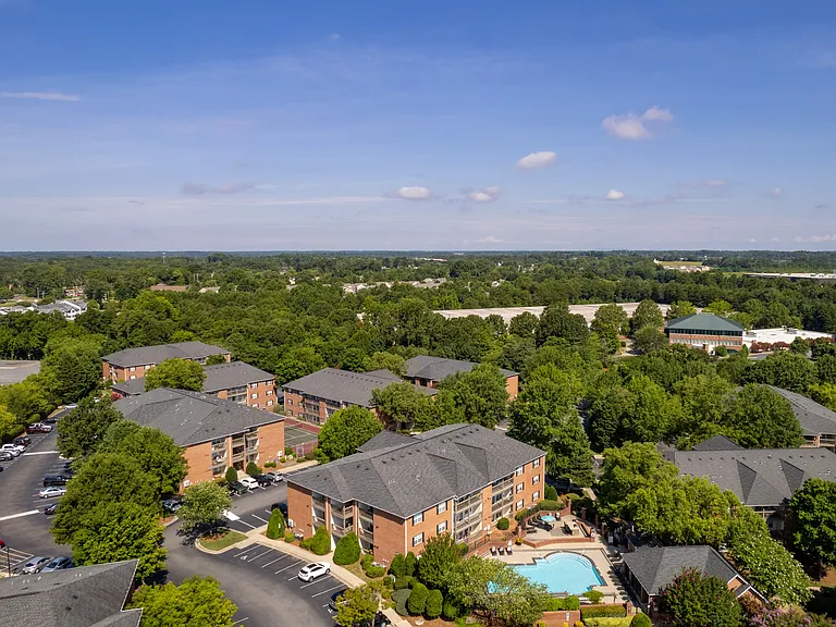 Deep River Pointe Apartments — Photo 38