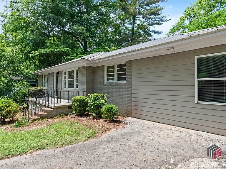 135 Hillside St — Photo 22