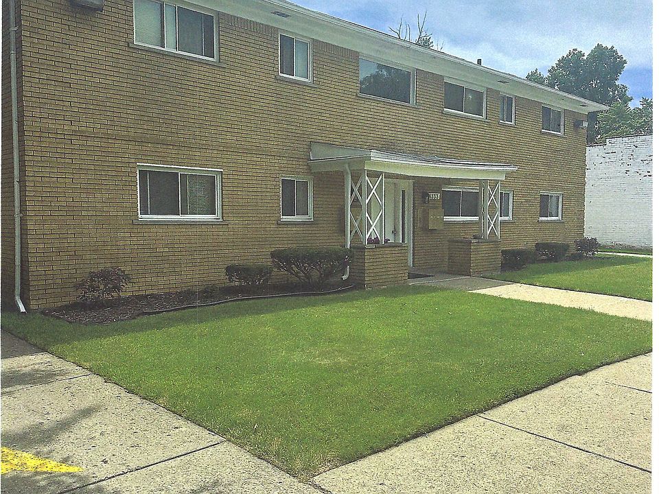 Front entrance to this clean and secure eight units apartment unit....