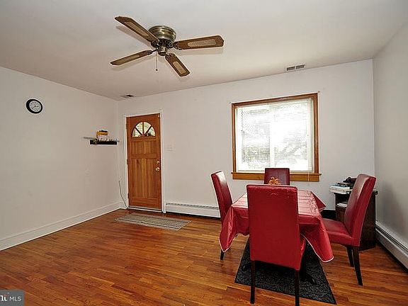 3rd image of 302 New Jersey Ave NE