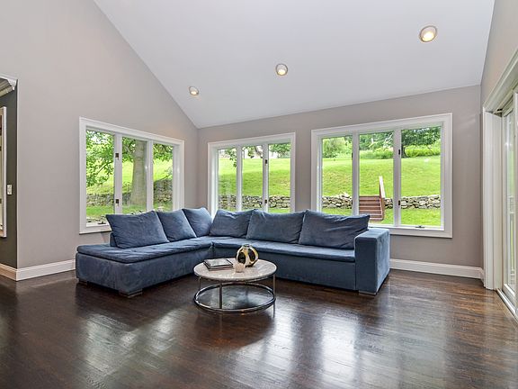 4th image of 43 Circle Dr