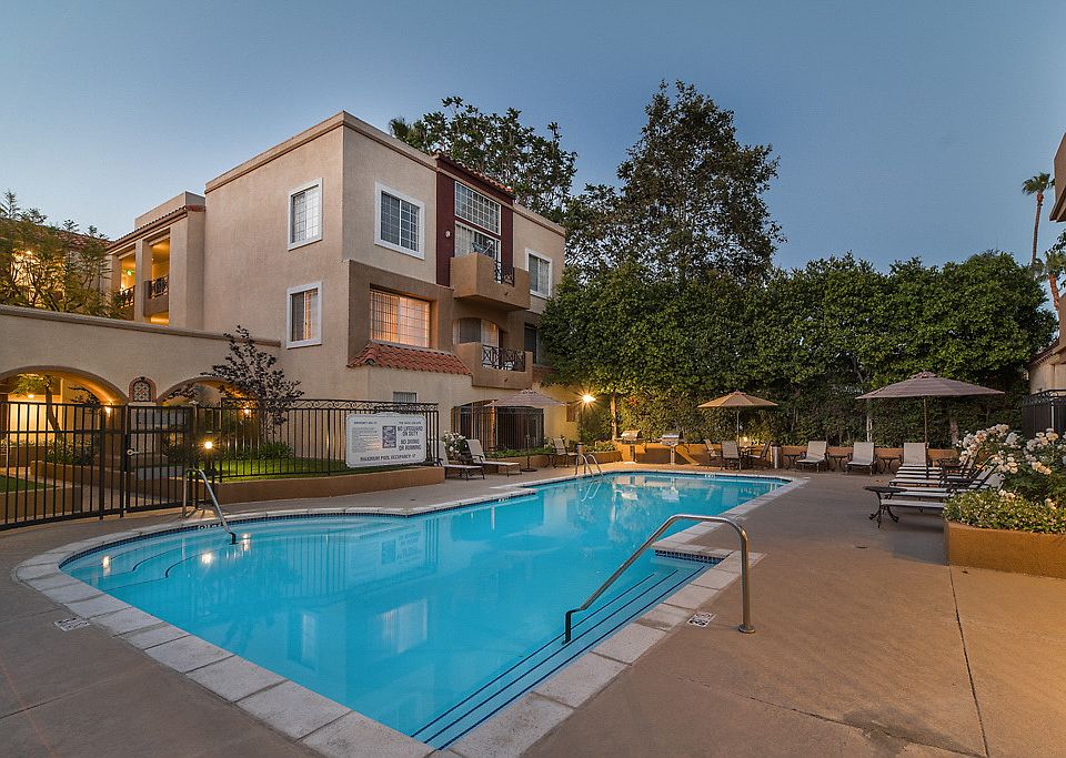 1st image of 15506 Moorpark St #121