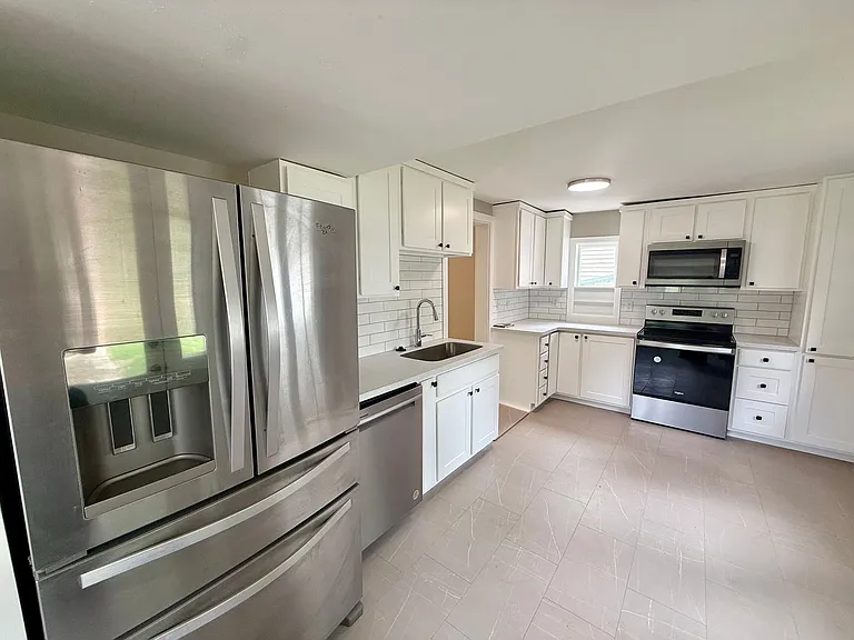 460 W 4th St — Photo 16