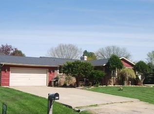 1629 Riverview Ln, Dixon, IL 61021