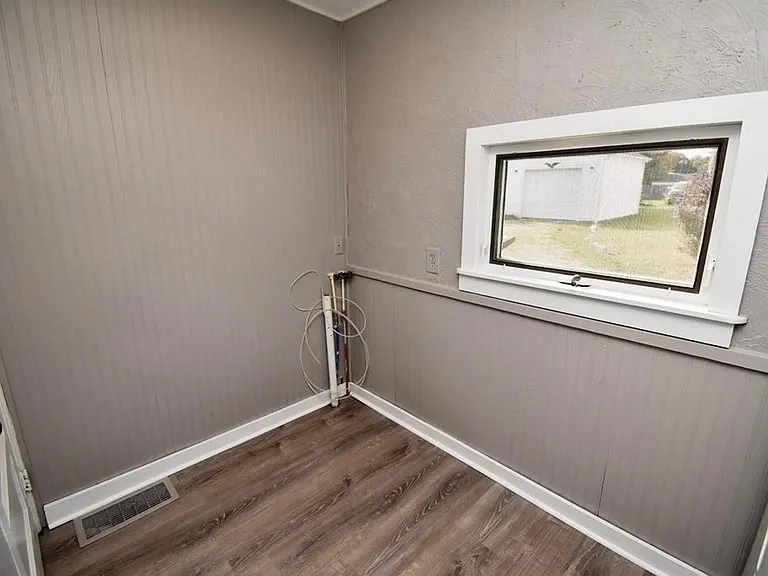 1355 E Walnut St — Photo 11