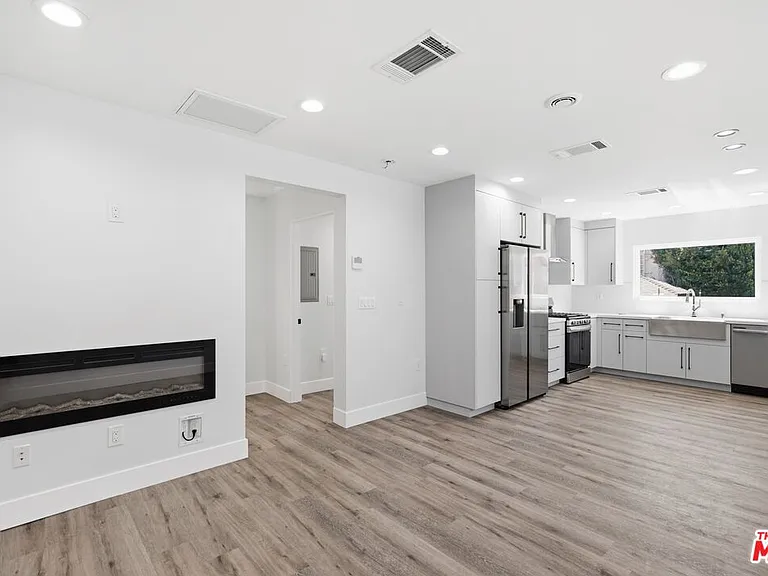 11615 Burbank Blvd — Photo 2