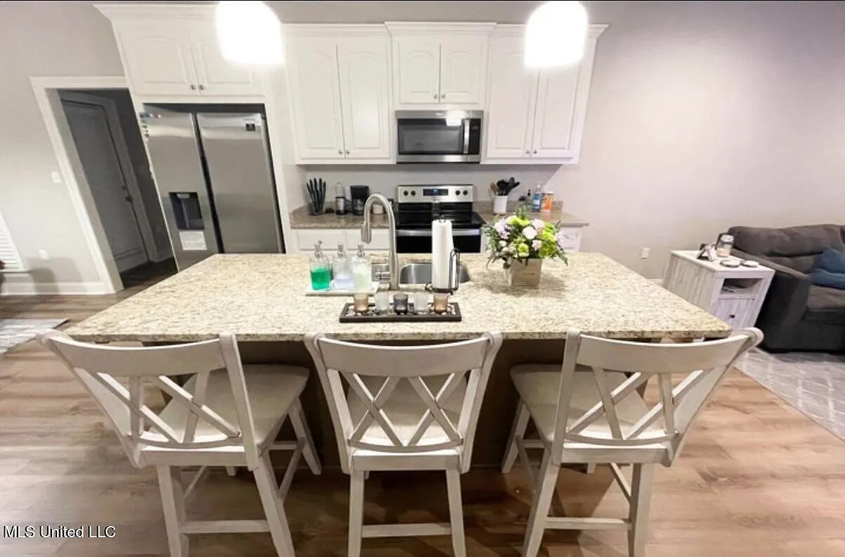 3 bed, 2.0 bath, 1368 sqft, $1,800 — Photo 2