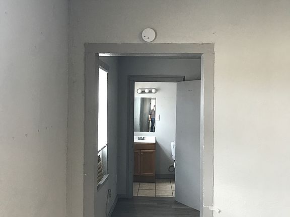 4th image of 715 W Ave E #5