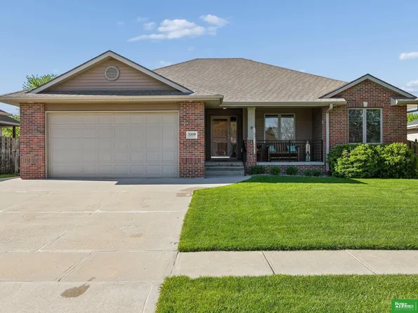 3209 Applewood Dr, Fremont, NE 68025