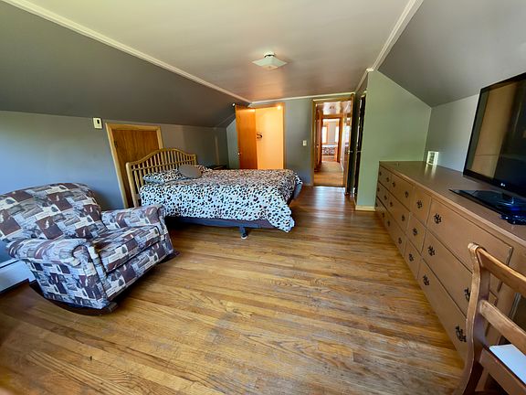 Bedroom 1: Spacious walk-in closet