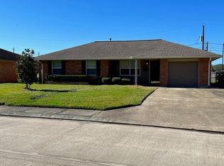 110 Oleander St, Lake Jackson, TX 77566