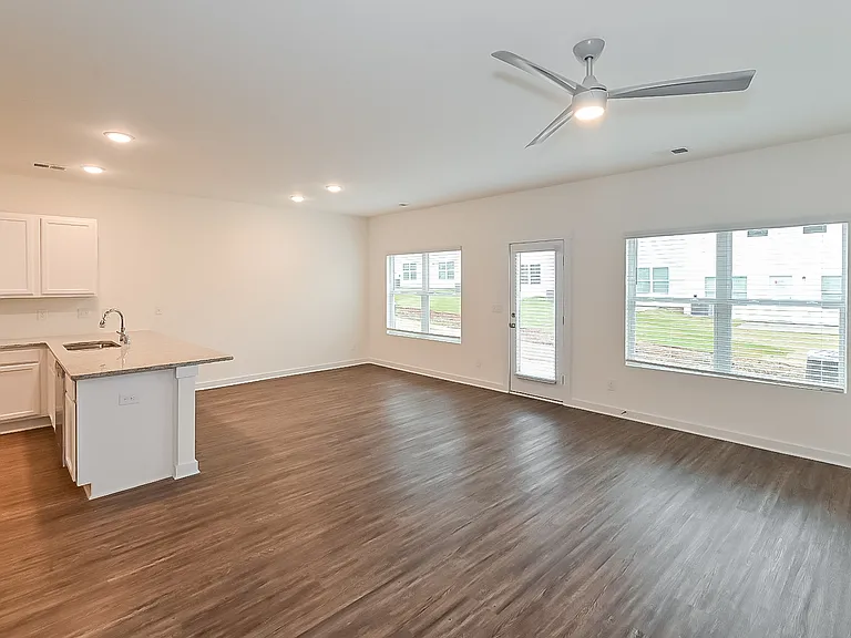 132 The Heights Dr — Photo 3
