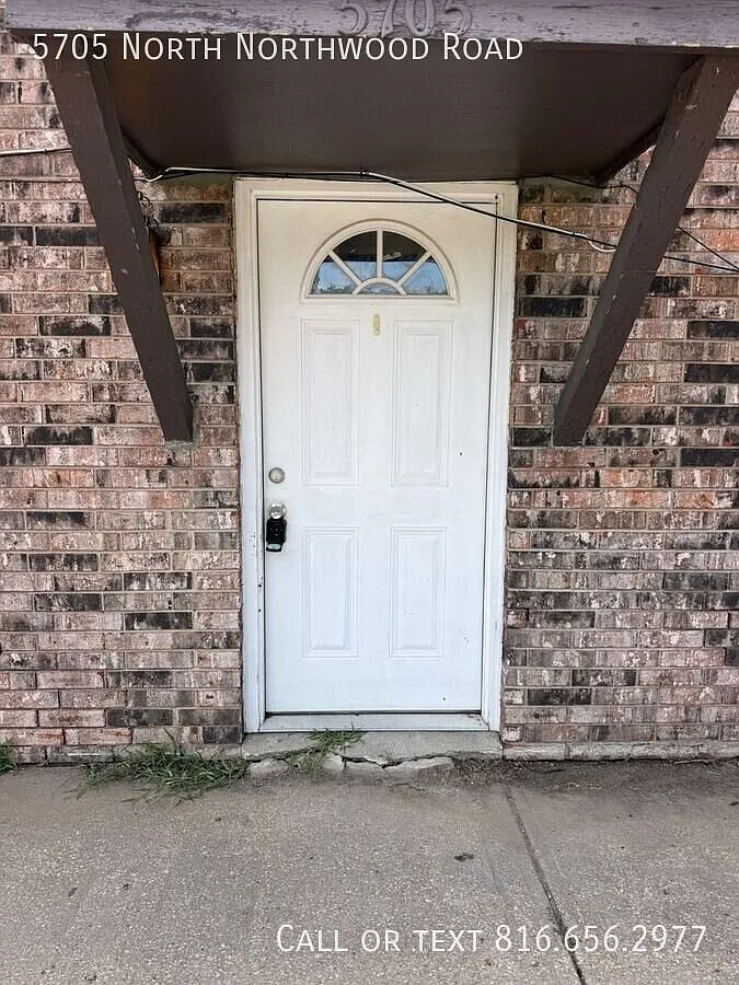 Freshly Updated 2BR/1BA Apartment in Northland KC Move-in Special! — Photo 1