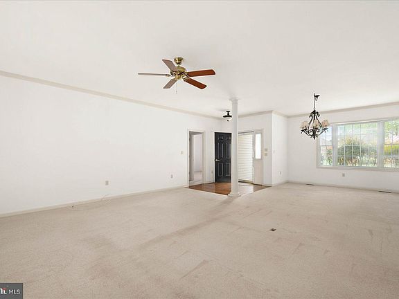 5th image of 405 Parkwood Dr